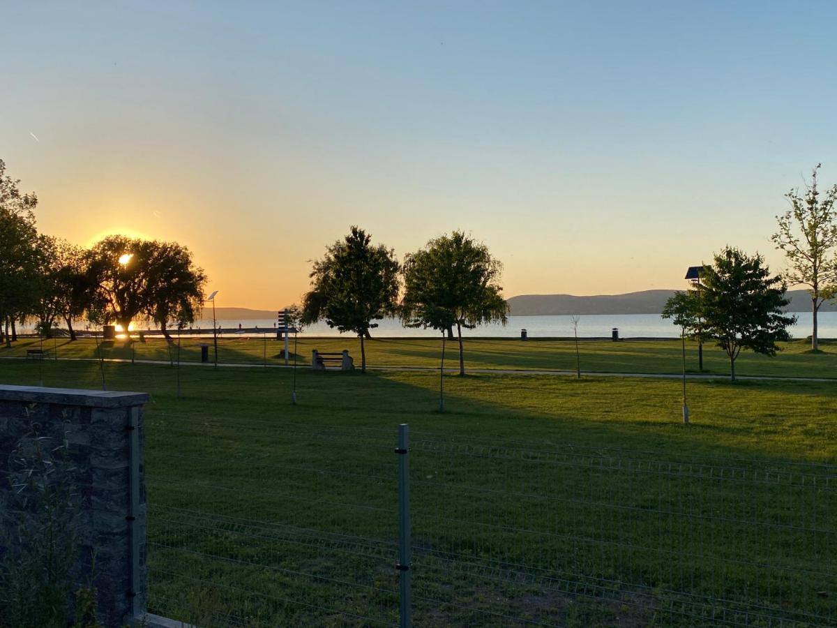 Bonnie-Premium Lelle Waterfront Private Apartment Balatonlelle Buitenkant foto