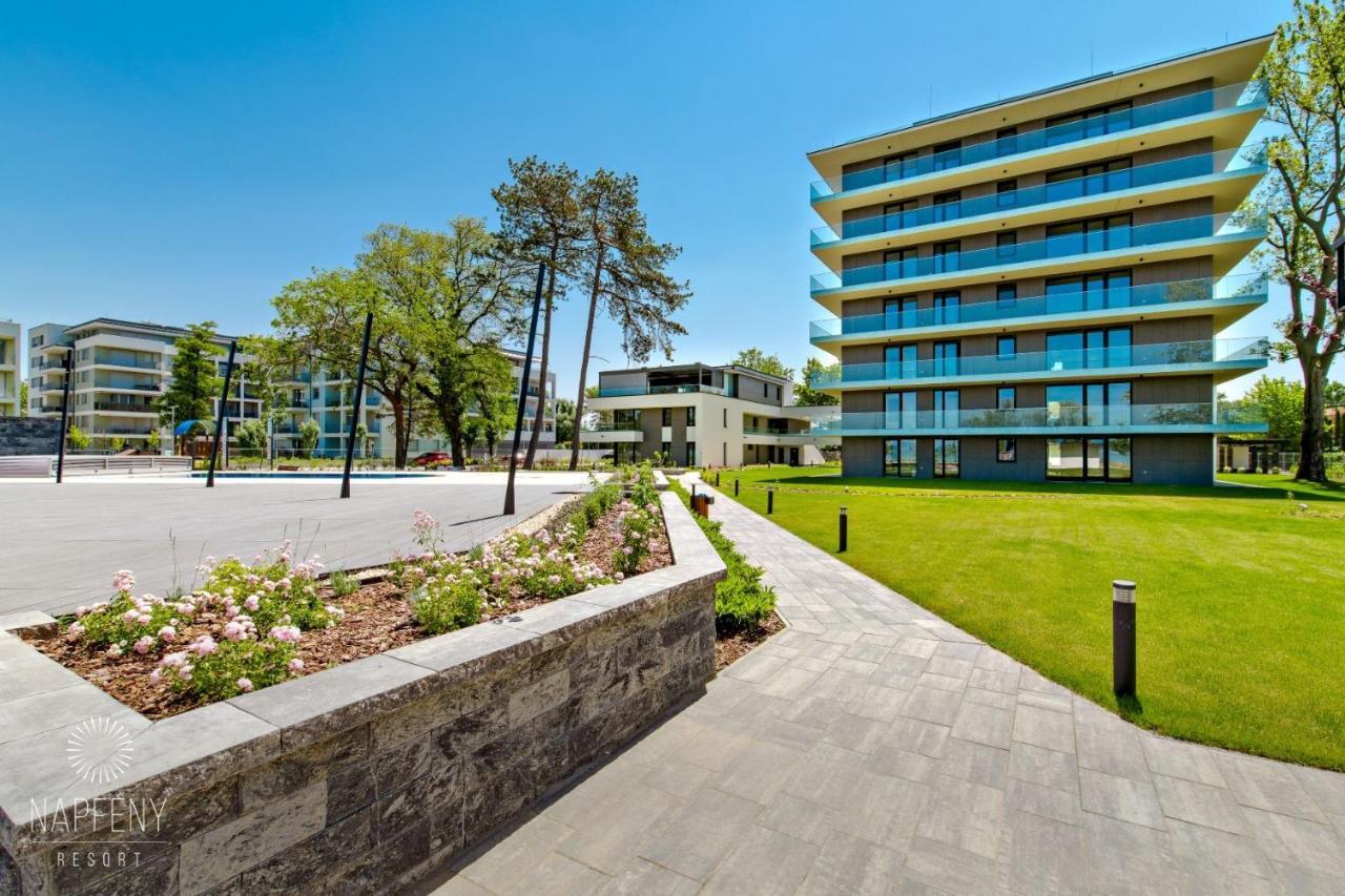 Bonnie-Premium Lelle Waterfront Private Apartment Balatonlelle Buitenkant foto